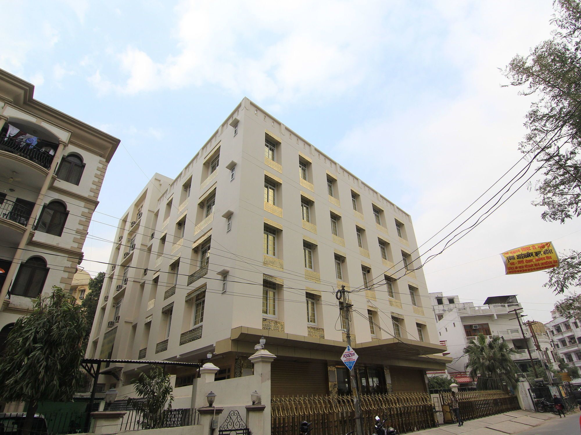 Oyo 11956 Galaxy Grand Hotel Lucknow Bagian luar foto